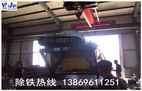 2.小型强磁磁选机的分选择效果好 行简单的开云官方网页版-开云中国
. 采用磁分离专利技术还增加了分拣计划,提高分拣精度,无论硬矿石软,无论粗颗粒,细颗粒,所有类型的选矿机都可以自动调度,分选效果控制在许可范围内. 3.远力小型强磁磁选机创新产品 以烧结钕铁硼"管包裹动态半封闭磁性系统"专有技术为中间,开发了一系列干式磁选机,时间一直是定型产品的发展: 4.小型强磁磁选机的处理量及型号 CTG-620干滚筒式粗轧机(粗轧设备可用于丰富河砂,砂铁矿,铁矿石等)处置量:100-125t / h CTG-824干滚筒粗选机(粗机设备可用于丰富河砂,砂铁矿,劣铁矿等)处置能力:125-150t / h CTG-8180干滚筒粗轧机(粗轧设备可用于贫矿,尾矿,河砂,钢渣等)处置能力:50-80t / h