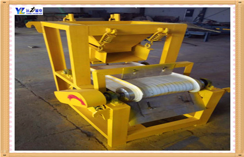 1.试验室干式磁选机具有很强的能量满足许多客户除铁的需要,及其在矿物加工市场取得的众多优势.但是,金子还不够人才不够完美,不想进入磁选机不是一个好的磁选机,所以干磁选机也从很多方面提高效率. 2.试验室干式磁选机通过调整转鼓的速度,挡板和矿石的量,转鼓的转速决定了圆筒中颗粒的尺寸,通过尺寸的离心力和磁性颗粒的磁性转换效应.提高辊速,有利于提高精矿质量和矿石量.挡板越近,尾矿越高