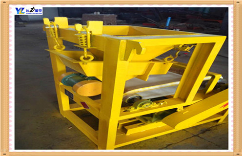 寒冷冬季干式磁选机我们为什么要更注重保养,我们都知道,要想延长设备的使用期限就必须注重对设备的保养,那么在众行业中我们广泛使用的干式磁选机设备日常中应该怎样维护呢,尤其是到了寒冷的冬天,今天远力磁电小编给大家讲解一下这一问题. 1.关于干式磁选机在冬季使用磨损最为快些,长期的使用悬挂式永磁干式磁选机设备可能会对干式磁选机造成磨损,造成磁力脱落下降,如有发现请及时的清理并且重新充磁及更换.电机带动的皮带是传动装置,如果皮带磨损严重会造成除铁效率低下,所以严重磨损的请更换新型干式磁选机.