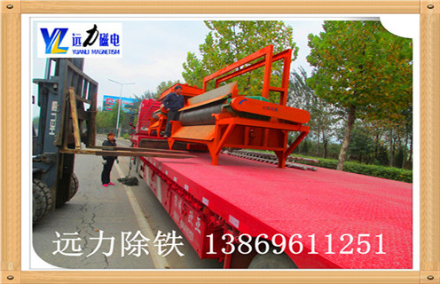 锰矿全自动湿式磁选机是针对弱磁性矿物研发而成的永磁设备,磁性材料采用钕铁硼,所以该设备磁性大,最高场强可达到16000高斯,不易退磁处理量大.远力磁电生产的锰矿全自动湿式磁选机在菱锰矿石的选矿提纯方面采用磁选的选矿方式,具有其他选矿方法所不能代替的选矿优势,是分选锰矿和其他弱磁性矿石的理想的选矿设备. 1.锰矿全自动湿式磁选机优势 1.1具有较高磁感应强度,磁系全部使用钕铁硼磁性材料,能实现较高的回收率,以达到粗选或扫选的目的 1.2小极距.多磁极交变磁系设计,能在选矿过程中有效防止机械夹杂 1.3根据物料特点及选矿要求可选择顺流.逆流.半逆流槽体 1.4活动式槽体,能根据物料的变化方便调整磁滚筒与槽体间的排矿间距,进而调整精矿品位及设备处理量 1.5精矿排矿可使用高压水冲或毛刷卸矿两种方式,以实现强磁性矿物有效卸矿