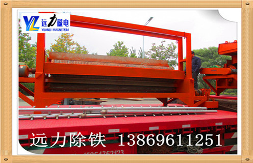 锰矿全自动湿式磁选机是针对弱磁性矿物研发而成的永磁设备,磁性材料采用钕铁硼,所以该设备磁性大,最高场强可达到16000高斯,不易退磁处理量大.远力磁电生产的锰矿全自动湿式磁选机在菱锰矿石的选矿提纯方面采用磁选的选矿方式,具有其他选矿方法所不能代替的选矿优势,是分选锰矿和其他弱磁性矿石的理想的选矿设备. 1.锰矿全自动湿式磁选机优势 1.1具有较高磁感应强度,磁系全部使用钕铁硼磁性材料,能实现较高的回收率,以达到粗选或扫选的目的 1.2小极距.多磁极交变磁系设计,能在选矿过程中有效防止机械夹杂 1.3根据物料特点及选矿要求可选择顺流.逆流.半逆流槽体 1.4活动式槽体,能根据物料的变化方便调整磁滚筒与槽体间的排矿间距,进而调整精矿品位及设备处理量 1.5精矿排矿可使用高压水冲或毛刷卸矿两种方式,以实现强磁性矿物有效卸矿