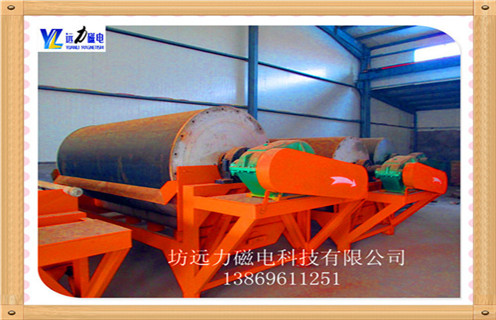1.干式磁性金属隔板磁选机产品说明:(磁性360°磁性系统包装) 是上部的组合流到矿井模型,矿石通过材料通过磁场板区域进入矿浆区,磁性矿物吸附在磁辊表面旋转到达浓缩区,刷子将吸附在磁辊表面的磁性矿毛刷上,在高压水射流落入浓缩桶时,部分磁性颗粒不吸附非磁性矿物颗粒和磁性弱矿石颗粒从下游磁辊下方的排出口排出,进入下一级再选择,以达到分选的目的. 2.潍坊干式磁选机特点: 金属选矿选机对强磁选.在磁性.弱磁共存矿物具有显着的分离效果,可以一次性分离各种矿物的磁性分离,最终水平根据需要,可以方便快捷地浓缩或尾矿检查. 3.潍坊干式磁选机适用范围: a.赤铁矿.假赤石.镜铁.褐铁矿.菱铁矿.锰.铬铁矿等. b.原生钛铁矿,海滨砂,原生金红石,黑钨矿等有色金属粗选. c.主要用于优良磁性矿物的选择和分选. 干式选矿磁选机产品广泛应用于电力,水泥,矿山,煤炭,钢铁,冶金,建材,砖,食品等行业,远力磁电在全国各地均设有办事处.在开发和拓展新市场开发和推广独立品牌,力争成为中国机械行业的领导者