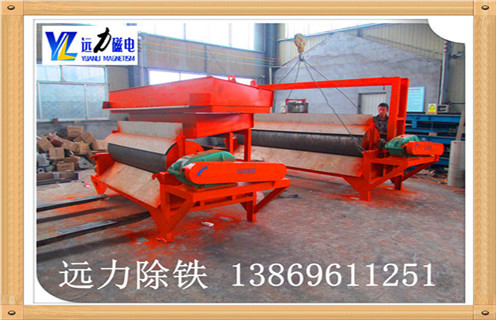 滚筒是永磁磁选机的核心部分,是影响磁选设备高效分选的重要指标,滚筒主要包括筒体.磁系.轴承,针对我公司的磁选设备滚筒的详细分析,远力磁电小编温馨提示如下: 1.永磁磁选机材质: 皮为5mm厚优质不锈钢板(1Cr18Ni9Ti),外包5mm厚高耐磨硫化橡胶,采用在硫化罐内直接硫化工艺制作,粘结强度高,使用过程中不会出现大块脱落现象,使用寿命3年以上.端盖为离心铸造铝合金,材质密实,无砂眼.气孔缺陷. 2.永磁磁选机制作工艺: 筒皮与法兰焊接后采用整体加工工艺,保证了筒体的平行变和重直变,对行长轴承寿命有了可靠保障.端盖与法兰间采用密封垫加密封胶工艺,确保筒体不进水,大大长磁系的使用寿命. 3.永磁磁选机磁系的材料选择: 磁性材料全部采用国内知名厂家生产的高性能.高矫顽力.高剩磁的Y30BH铁氧体和N40H钕铁硼材料,保证磁系8年内退磁不超过5%.