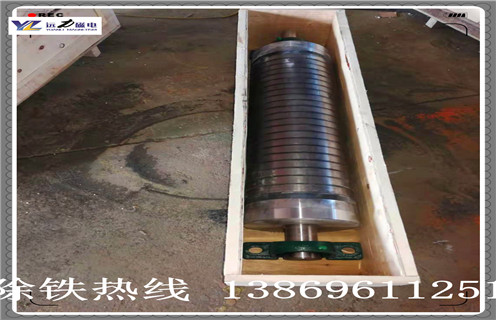 褐铁矿专用辊式磁选机,辊式磁选机主要适用于块状的褐铁矿需要破碎、球磨后再磁选,按照选矿效果水选强磁磁选机的选矿效果佳,一般作为精选使用可一次性提高褐铁矿10-20个品位。褐铁矿磁选机的磁场可达到16000高斯,是专门针对褐铁矿、锰矿、赤铁矿等弱磁性矿的一种磁选设备。 一、褐铁矿专用辊式磁选机主要用途 该设备用于褐铁矿,赤铁矿,氧化锰,碳酸锰矿选矿,设备的磁场强度在9000-12000Gs,磁场梯度大、用电量少、性能稳定。该系列设备用于低品位褐铁矿,赤铁矿,氧化锰,碳酸锰矿的分选,能一次性提高3-15个品位,很好地解决了历来低品位褐铁矿,赤铁矿,氧化锰,碳酸锰矿不能入炉冶炼、销售难的问题,为低品位矿石找到了出路,能产生可观的经济效益。该设备投资回报高,是投资少见效快的好项目。 二、褐铁矿专用辊式磁选机工作原理 1、将3-5毫米的原矿送入上料斗,经过振动电机振动布料,出料量可通过手轮来进行精确调整。磁辊通过调速电机拖动,转速的快慢通过调速表来进行调节,可控制磁选机的产量和精矿品位。 2、矿粒经输送带被送入上磁辊分选,由于褐铁矿,赤铁矿,氧化锰,碳酸锰矿的矿粒有磁性,立即被强磁场吸附在磁辊上,脉石粒(杂石、砂土)由于没有磁性(磁性很弱),磁辊的强磁对它不产生吸力,随着磁辊的转动,矿粒一直被吸在磁辊上,而脉石粒在磁辊转到前端位置时被抛出掉在隔矿板的前面(通过改变隔矿板角度的大小可调整精矿的品位),矿粒继续被磁辊带到脱磁区时自动掉入一选集矿斗收集为精矿成品。 3、由于上磁辊掉下的脉石中还夹带有一些磁性更弱的矿粒,它们将进入下磁辊继续进行磁选,磁选后的成品矿粒进入二选集矿斗收集为成品,被抛出的脉石经尾矿口排出,至此磁选工序结束。由于原矿中的脉石被抛弃。 4、所以使褐铁矿,赤铁矿,氧化锰,碳酸锰的品位得到提高。整台设备的用电量仅为4KW左右,磁选投入成本是相当低的。干湿式永强磁选矿机是我公司自主研究开发的高新技术产品,技术已相当成熟。 三、褐铁矿专用辊式磁选机磁选优势 1.分选效果好:由于本机采取动态磁系设计,矿料在滚筒表面滑动、位移及翻滚,滚筒不沾料,有利于物料分选,初选品位可提高1-4倍,一次精选品位可达60%以上。 2.处理能力大:由于本公司采用包裹式开放磁系,物料不裹团,无堵塞现象,因此处理能力大,单台初选机的处理原矿量可达50吨以上,还可多机并列并联使用,可成倍提高产量。 3.适应行业广:本公司干式磁选机,分四大类,有二十多个品种和规格型号。可以满足各种铁矿、河砂、尾矿、钢渣、钢灰、硫酸渣、磨料、耐火材料、制板、橡胶、粮食等诸多行业的需求,部分设备还可一机多用。 4.生产效果高:干选不用水,因此可不受水源限制,常年连续生产,对无水地区,季节性缺水地区,高寒地区,每年可增加100-150个工作日,有效提高设备利用率。